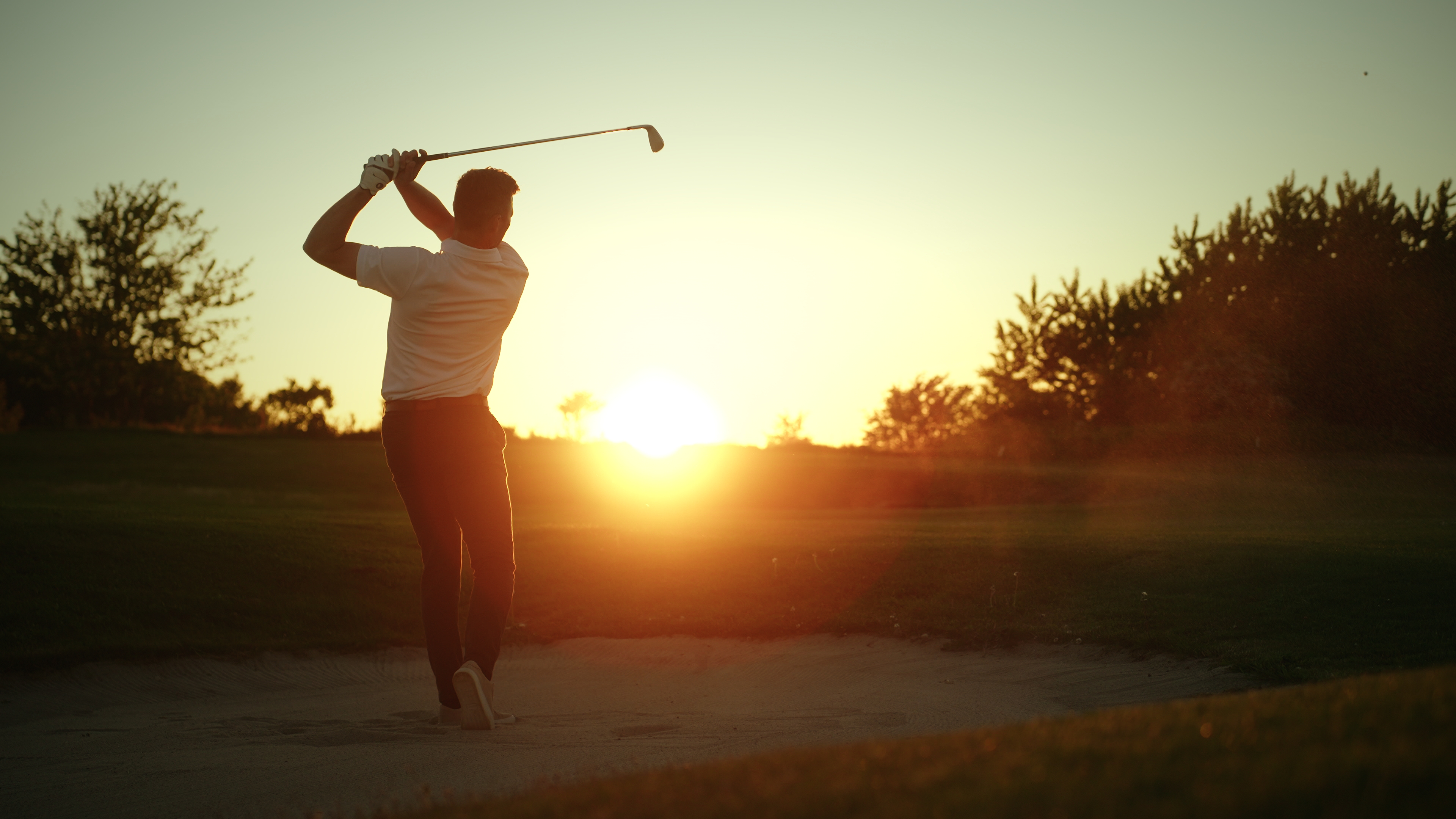 Golfspiller ved solnedgang